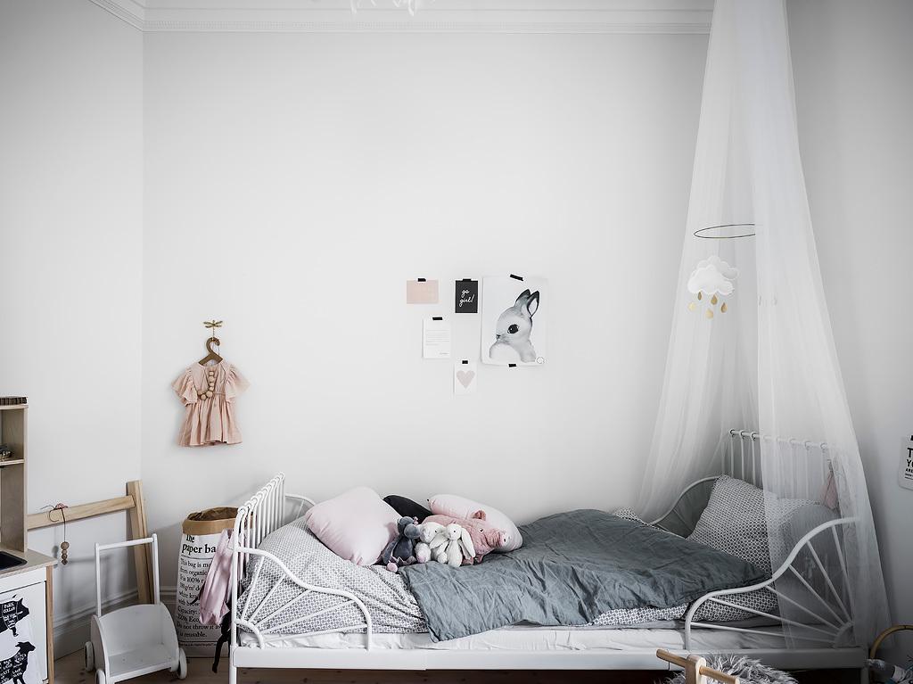 Trucos_infalibles_para_mezclar_estilos_decorativos_cama-detalles-dormitorio-infantil-12