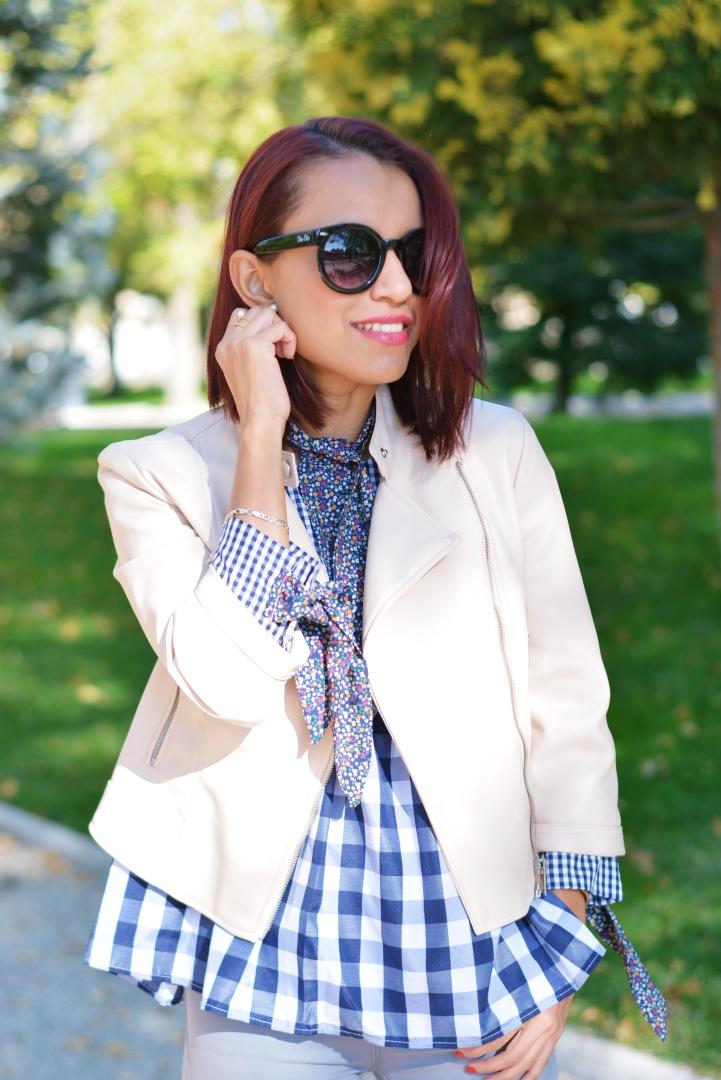 Look con chaqueta beigs y blusa cuadros vichy