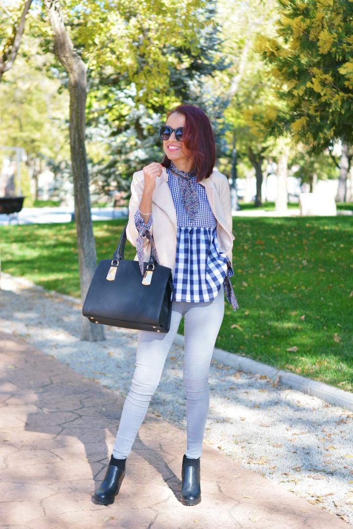 Blusa con pañuelo atado al cuello