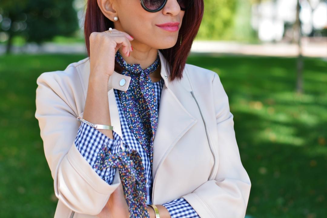 Outfit con pañuelo atado al cuello