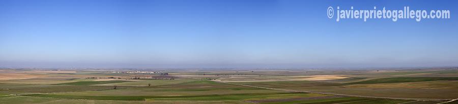 Panorama desde de Tierra de Campos desde las almenas del castillo de Montealegre con la localidad de Meneses de Campos en primer término. Imagen compuesta por cuatro fotografías. Valladolid.Castilla y León. España. © Javier Prieto Gallego