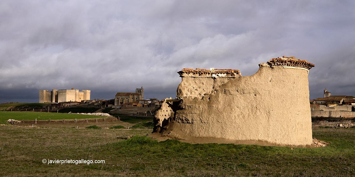 Palomar derruido y castillo de Montealegre. Montes Torozos. Valladolid. Castilla y León. España.