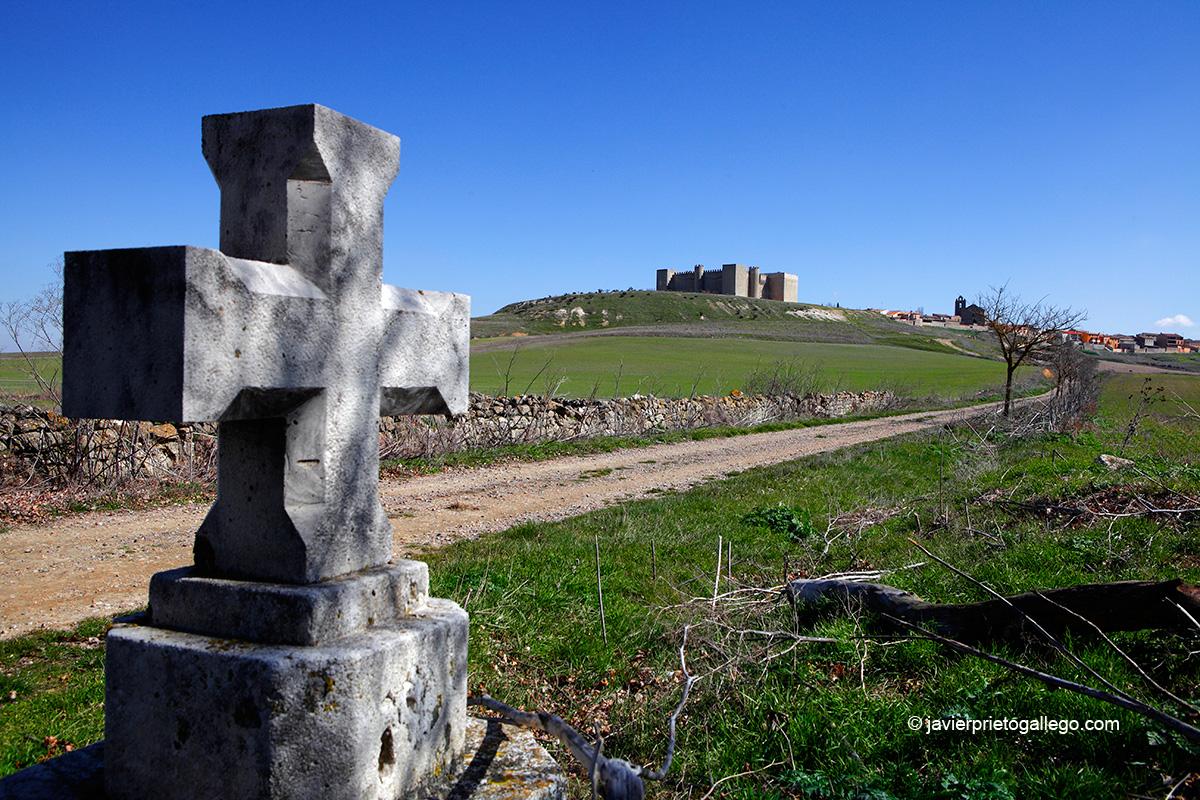 El castillo de Montealegre desde el camino de la ermita de la Virgen de las Serosas. Valladolid.Castilla y León. España. © Javier Prieto Gallego