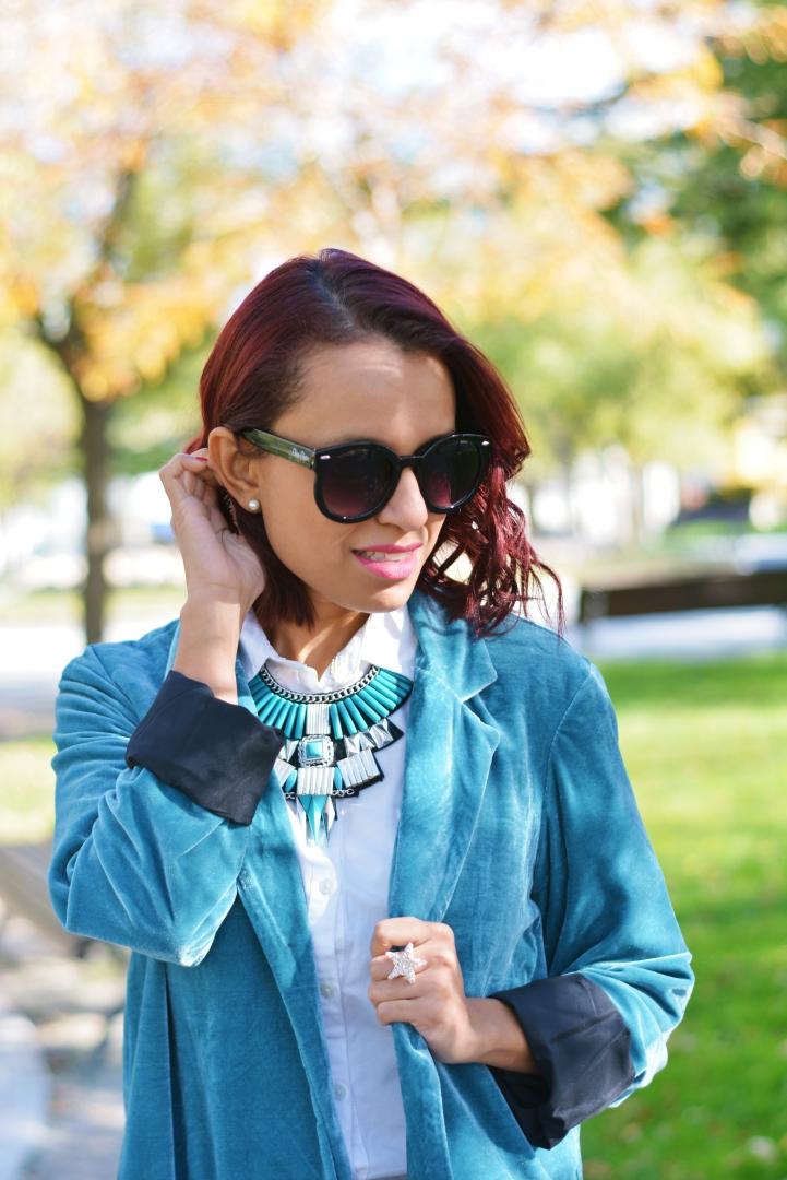 Look con accesorios en plata y turquesa