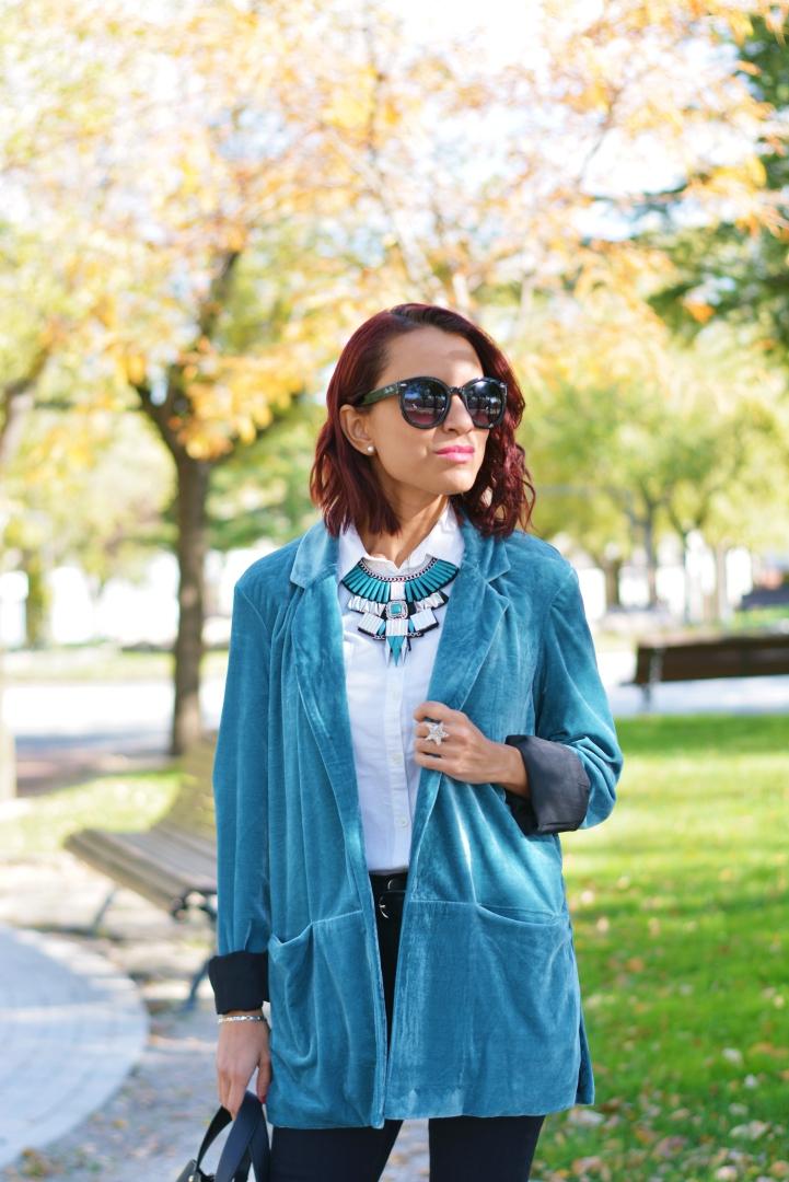 Blazer de terciopelo con jeans negros