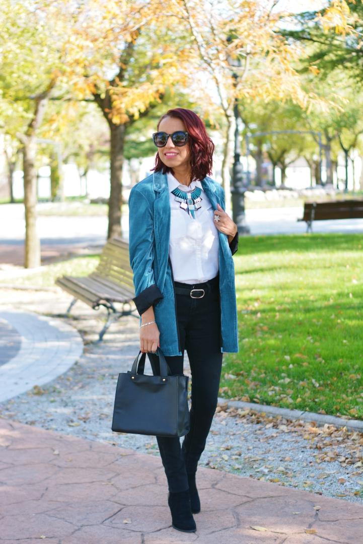Look casual con blazer de terciopelo