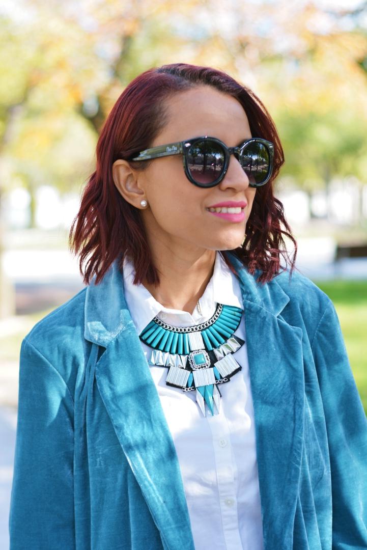 Look con turquesa oscuro