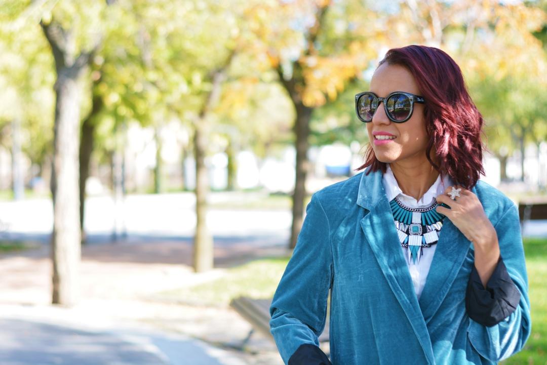 Outfit de otoño con maxicollar