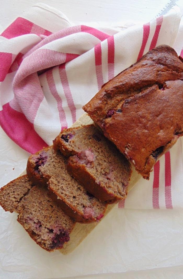 pan de platano sin azucar con frutos rojos
