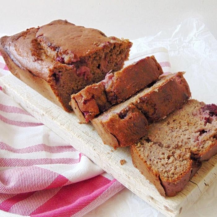 Pan de plátano sin azúcar, con harina de espelta y frutos rojos