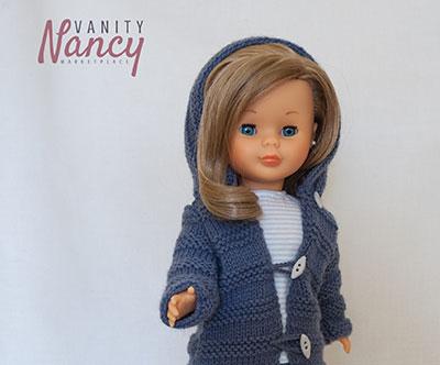 Nancy con trenka azul creada con patrón de Vanity Nancy