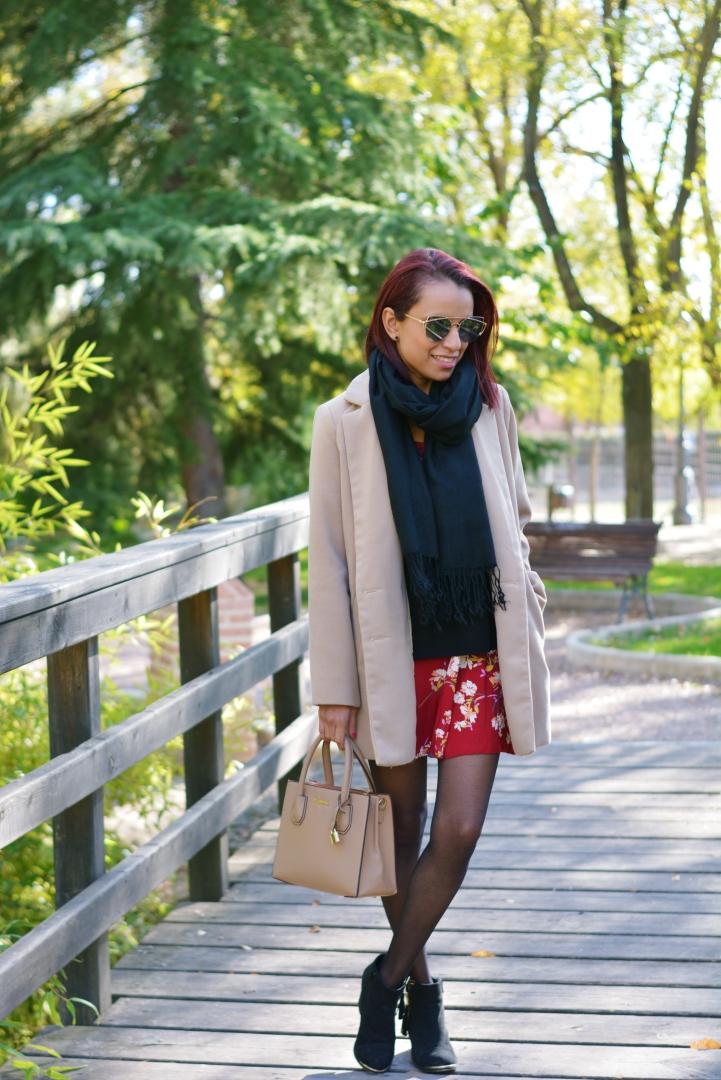 Look de otoño con vestido floriado