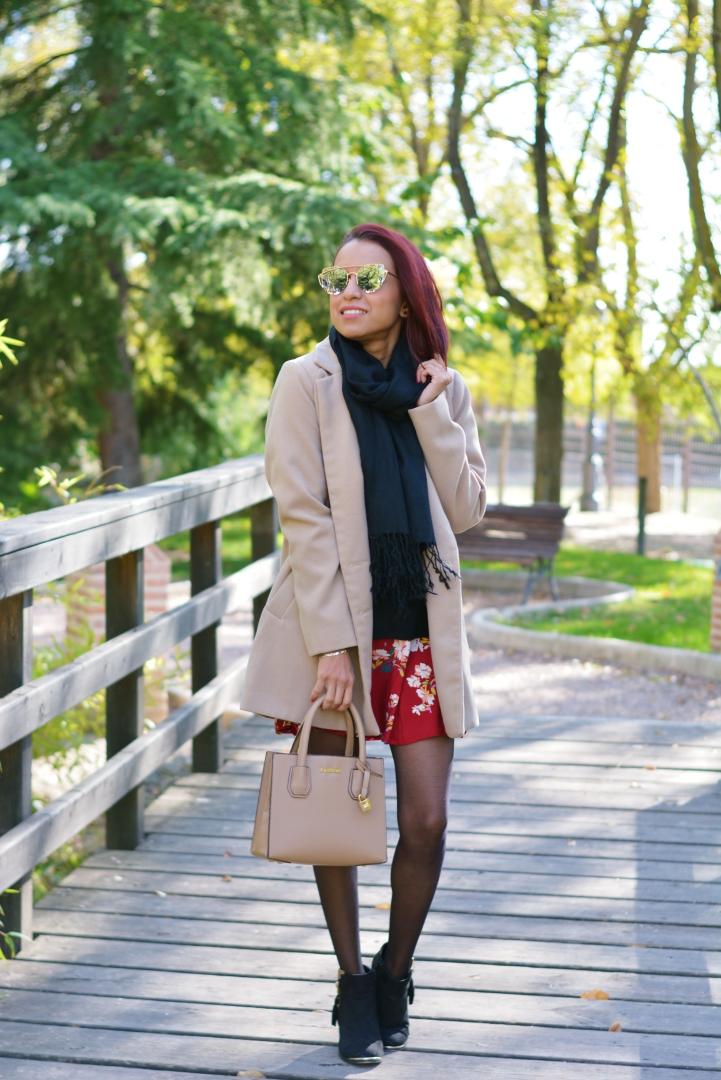 Look con prendas superpuestas