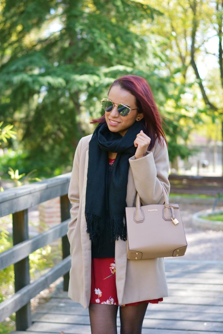 Look con accesorios en camel