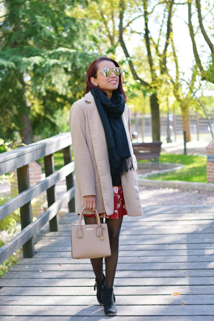 Vestido de flores y accesorios camel