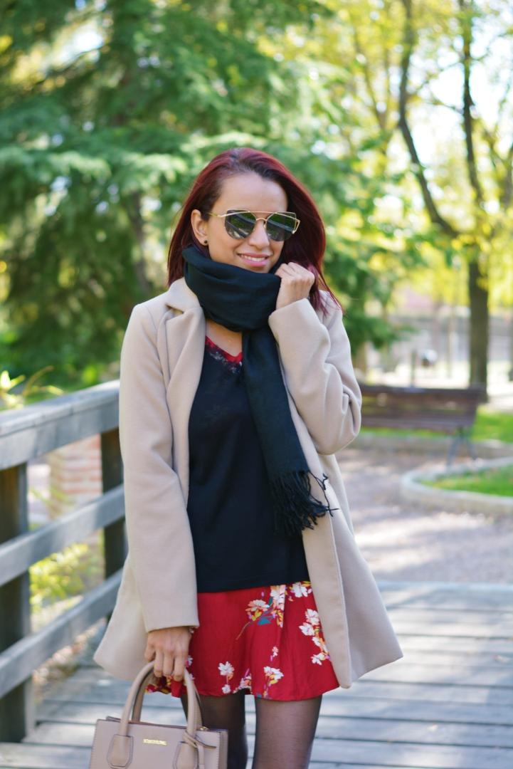 Accesorios en camel y gafas de espejo