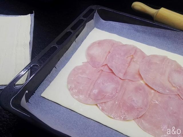 Empanada de queso cheddar y jamón york.