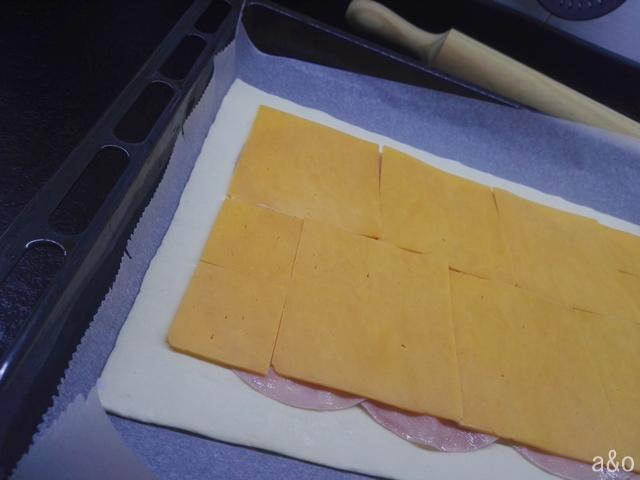 Empanada de queso cheddar y jamón york.