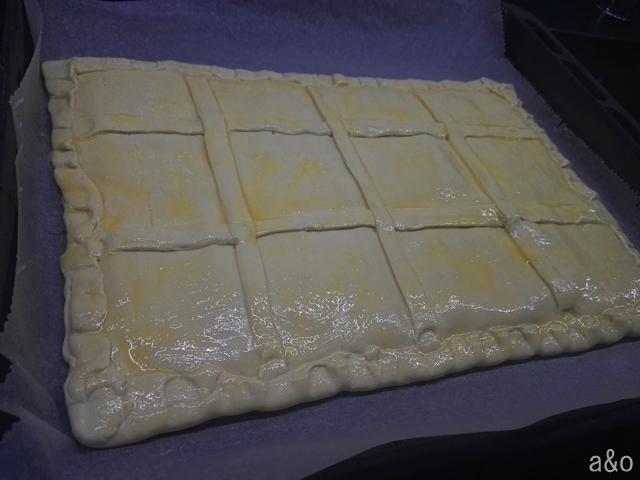 ellaremos la empanada uniendo los bordes de ambas planchas. En primer lugar, con los dedos aplastaremos y enrollaremos hacia arriba la masa, para luego ayudarnos con un tenedor y hacer la forma correspondiente.