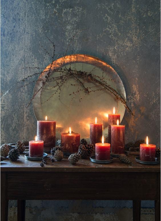 Navidades con acento nordico: velas, platitos y bandeja metalica de Affari