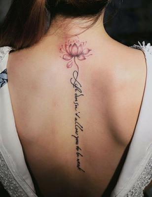 letras de tatuajes en la columna vertebral