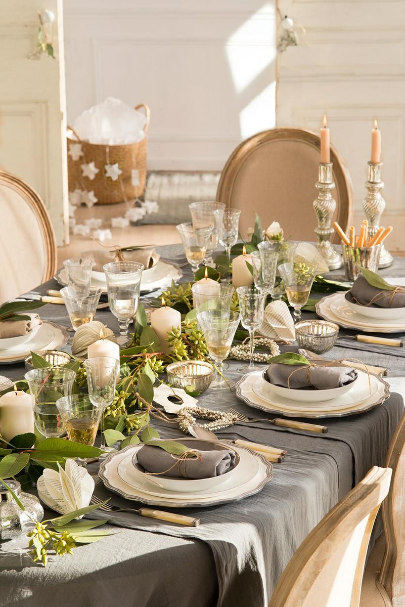 mesa-vestida-de-navidad-con-detalles-en-gris-plata-y-naturales_072be426