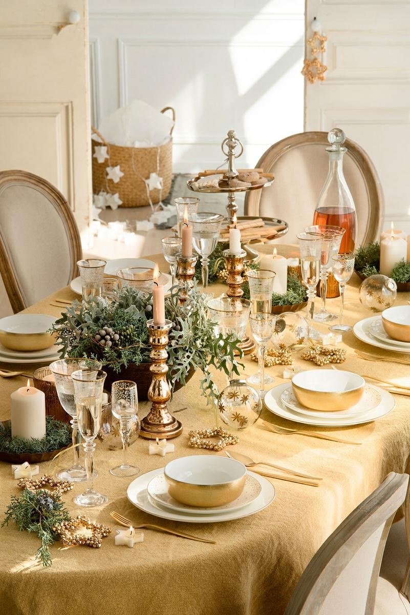 mesa-de-comedor-vestida-en-oro_57e2b6ea