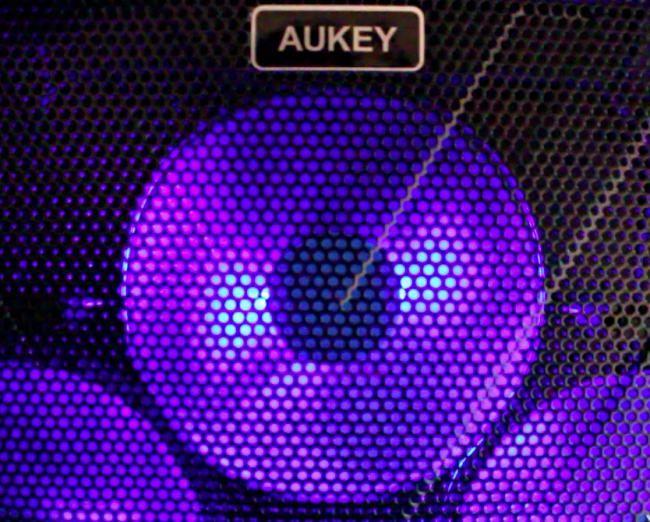 ventilador portatil azul en base AUKEY