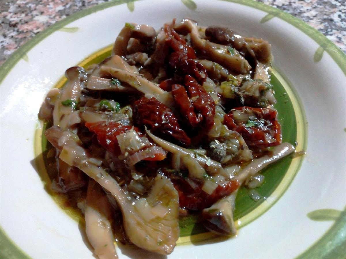 Salteado de setas y tomates secos - Funghi pioppini con pomodori secchi