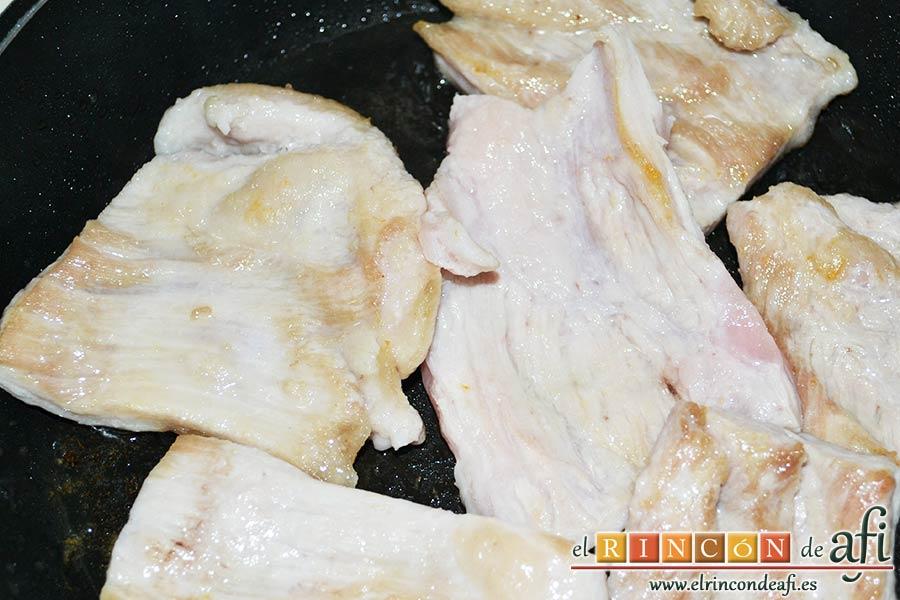 Secreto ibérico con salsa de vino y frutos rojos, sellar la carne por ambos lados