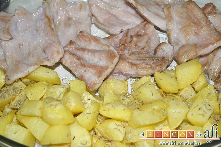 Secreto ibérico con salsa de vino y frutos rojos, espolvorear las papas con romero