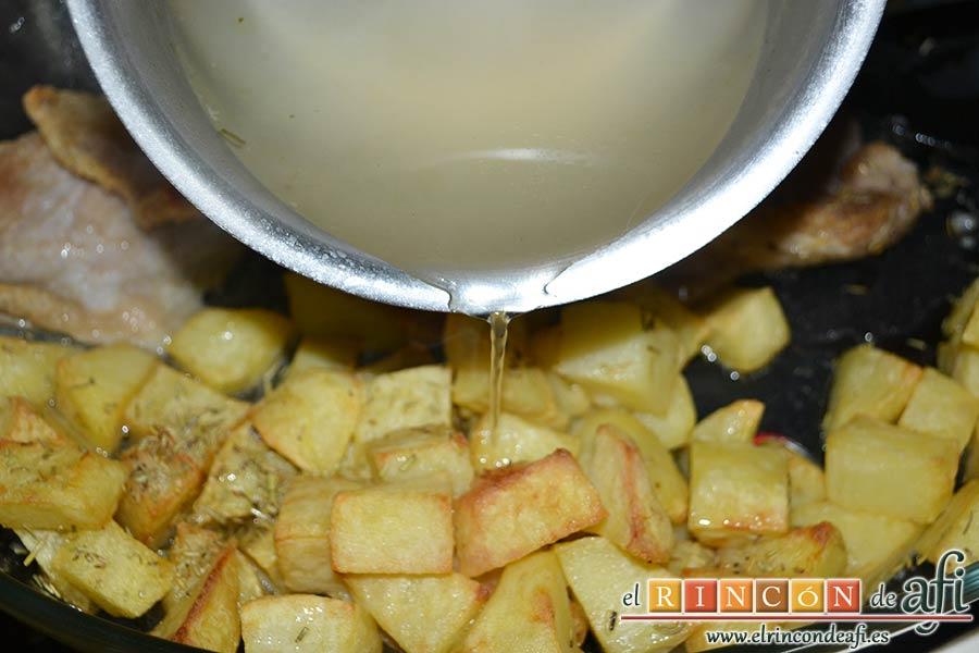 Secreto ibérico con salsa de vino y frutos rojos, sacar del horno y verter caldo sobre las papas para que queden más jugosas