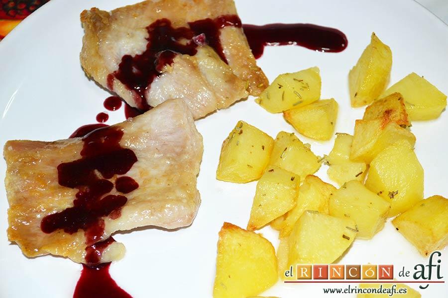 Secreto ibérico con salsa de vino y frutos rojos, sugerencia de presentación