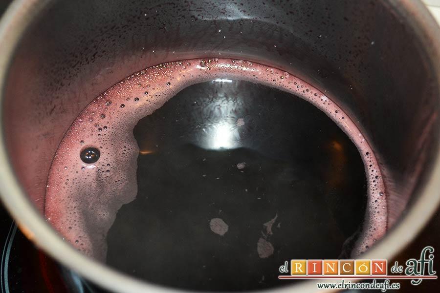Secreto ibérico con salsa de vino y frutos rojos, dejar que vaya reduciendo a fuego moderado