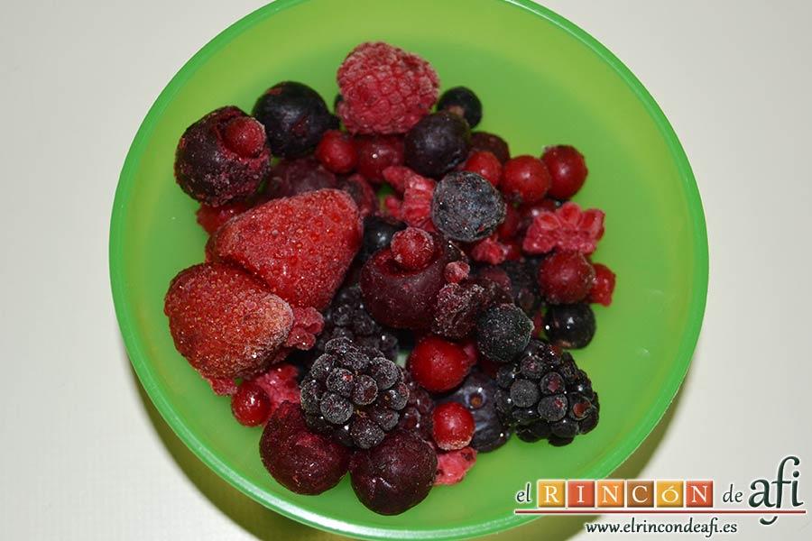 Secreto ibérico con salsa de vino y frutos rojos, pesamos los cien gramos de frutos rojos