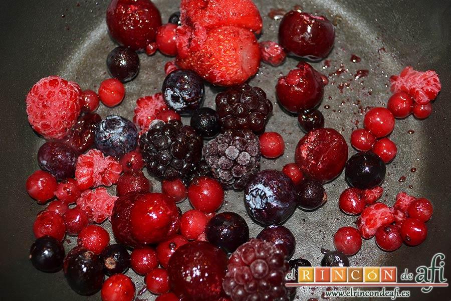Secreto ibérico con salsa de vino y frutos rojos, los ponemos en una sartén a fuego moderado
