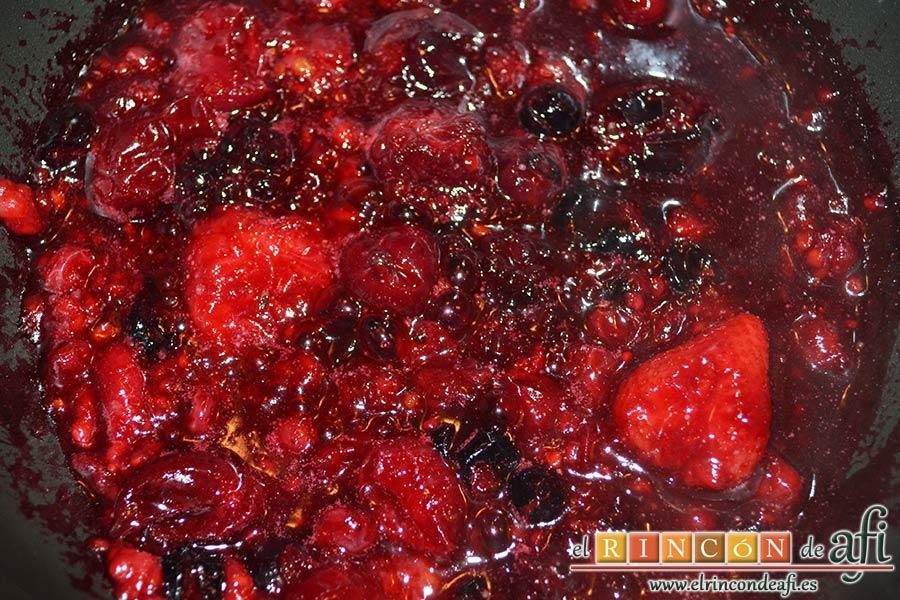 Secreto ibérico con salsa de vino y frutos rojos, añadir el azúcar y dejar que caramelice