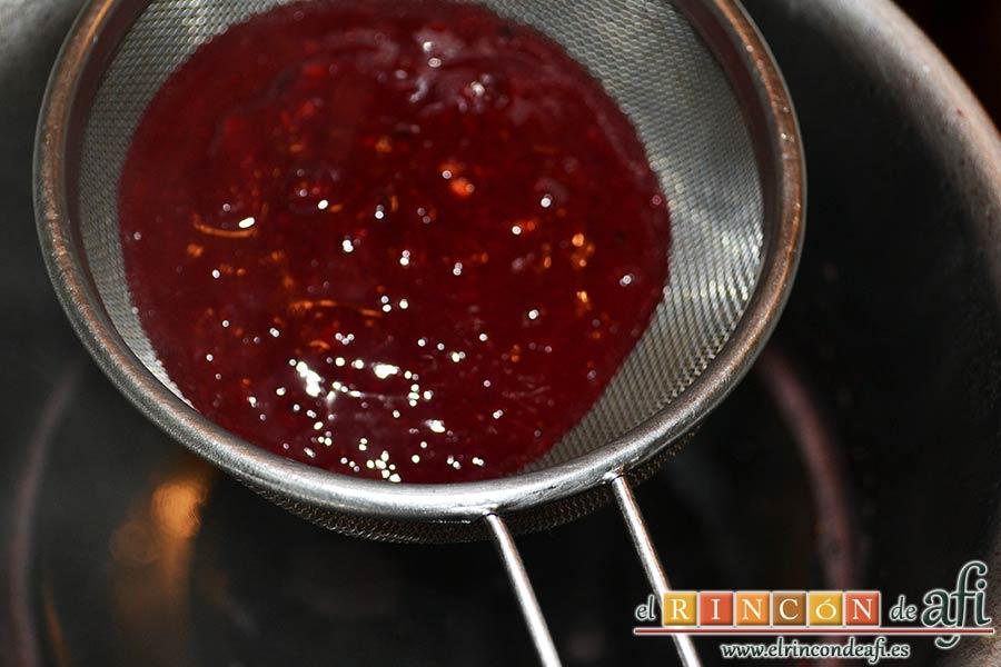 Secreto ibérico con salsa de vino y frutos rojos, triturar en minipimer y colar para retirar las semillas