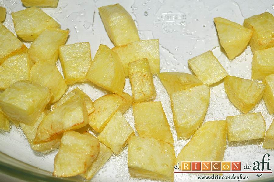 Secreto ibérico con salsa de vino y frutos rojos, freír papas en cuadraditos y ponerlas en una fuente para horno