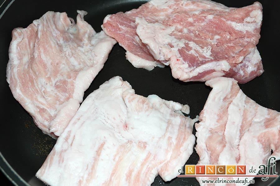 Secreto ibérico con salsa de vino y frutos rojos, cortar los trozos de secreto y pasarlos a una sartén bien caliente