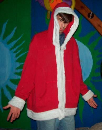 disfraz de papá noel fácil reutilizando un jersey rojo con capucha