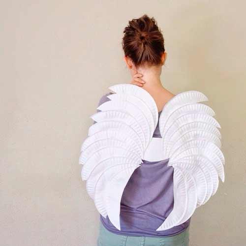 alas de ángel blancas con platos de papel desechables