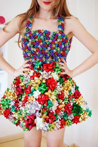 vestido para navidad o fin de año hecho con lazos de regalo