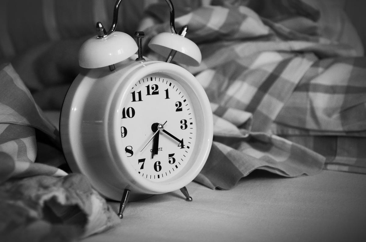 Mirar el reloj por la noche no ayuda a volver a conciliar el sueño