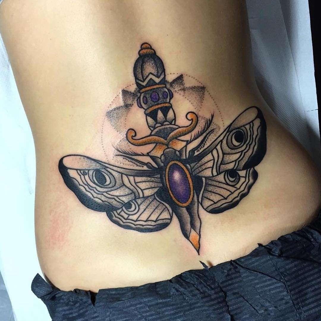 Tatuajes, Tatuadores y amantes de los tatuajes Tatuajes en espalda baja Partes cuerpo 