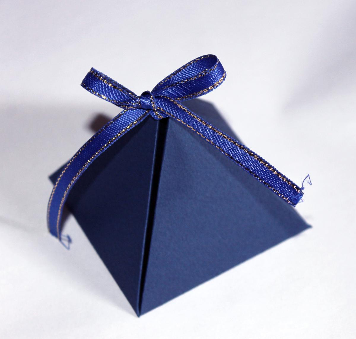 caja de regalo pirámide