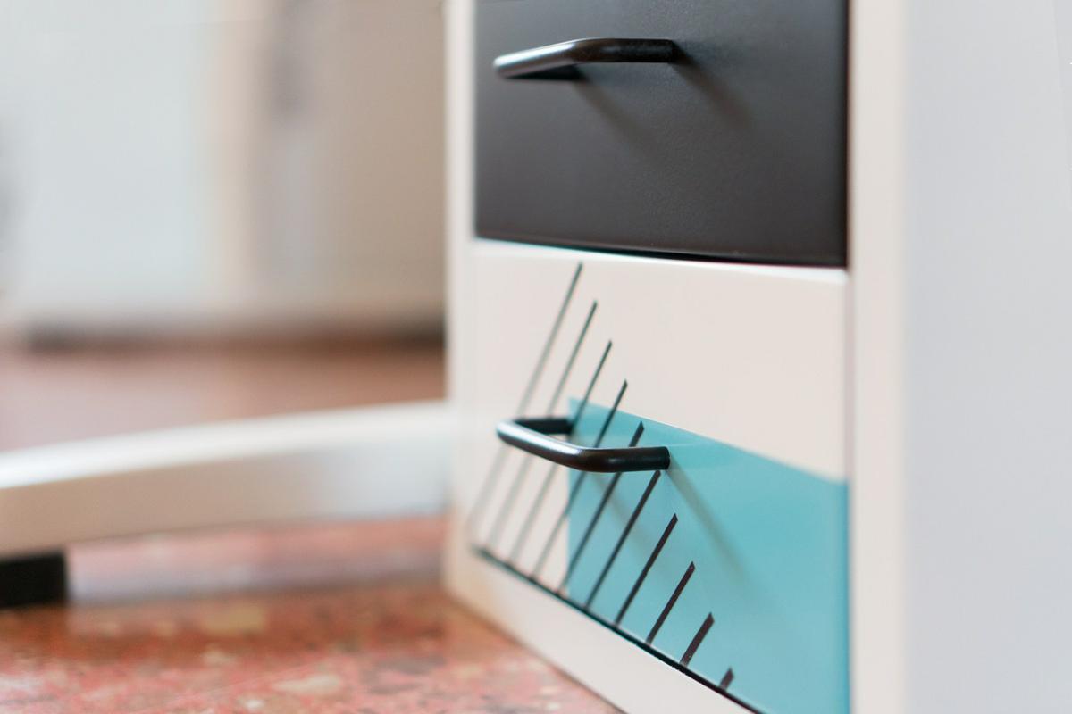 Antes y después de una cajonera de Ikea renovada con spray, Visto en "I am a Mess Blog"