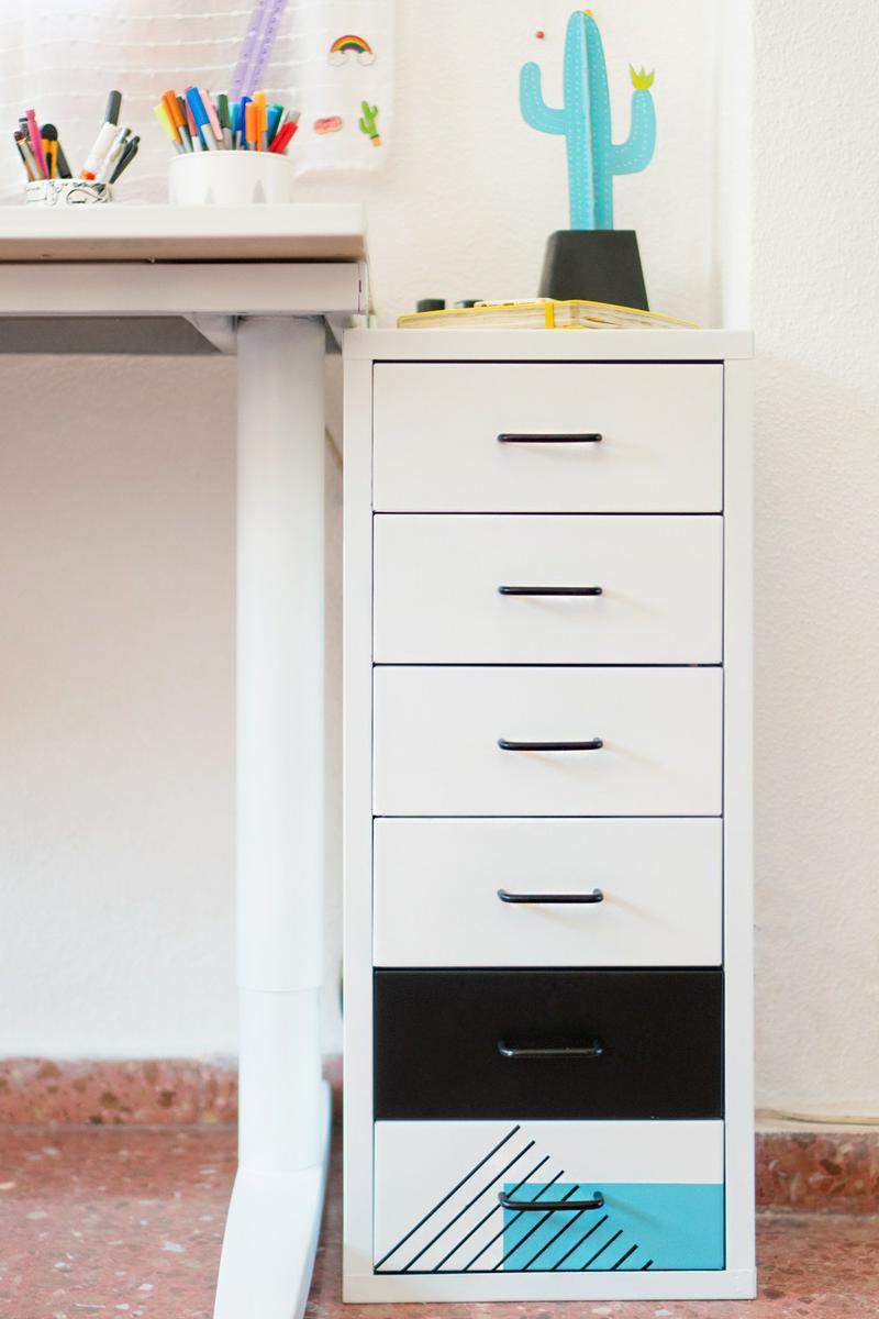 Antes y después de una cajonera de Ikea renovada con spray, Visto en "I am a Mess Blog"