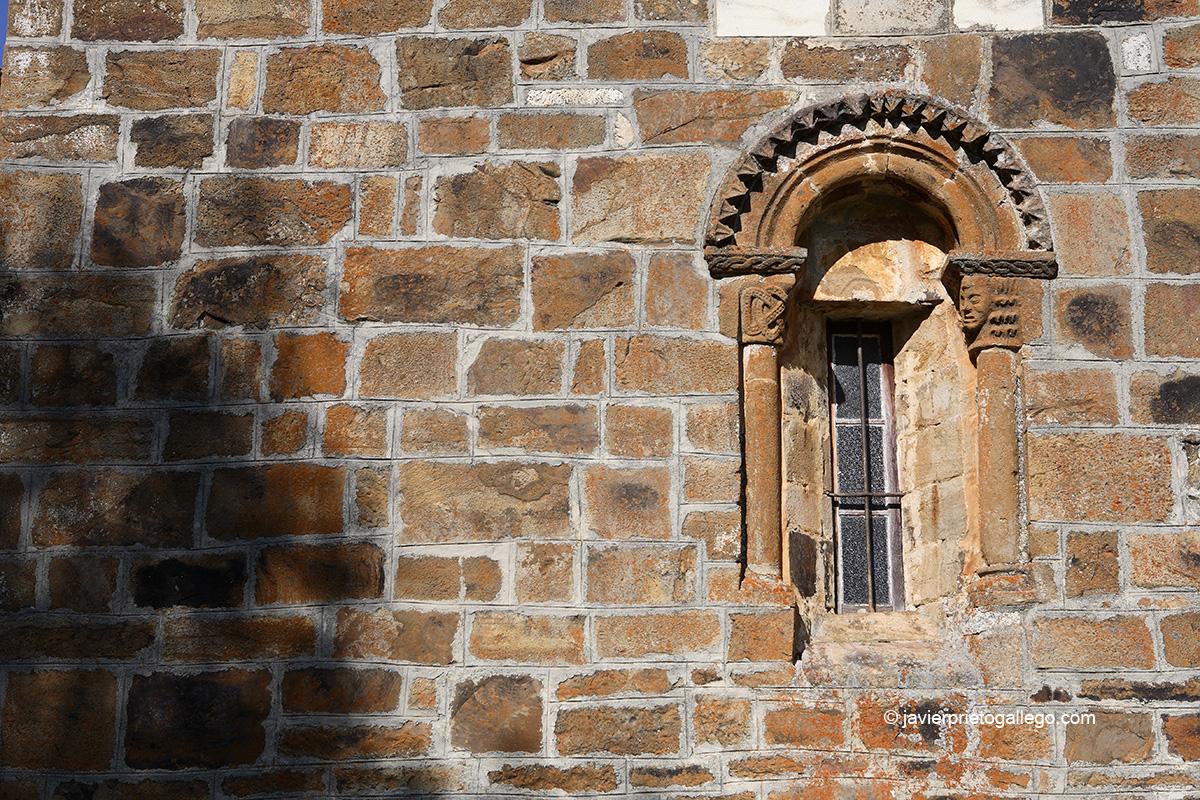 Ventana en el ábside de la Iglesia románica de El Salvador. San Salvador de Cantamuda. Palencia. Castilla y León. España. © Javier Prieto Gallego
