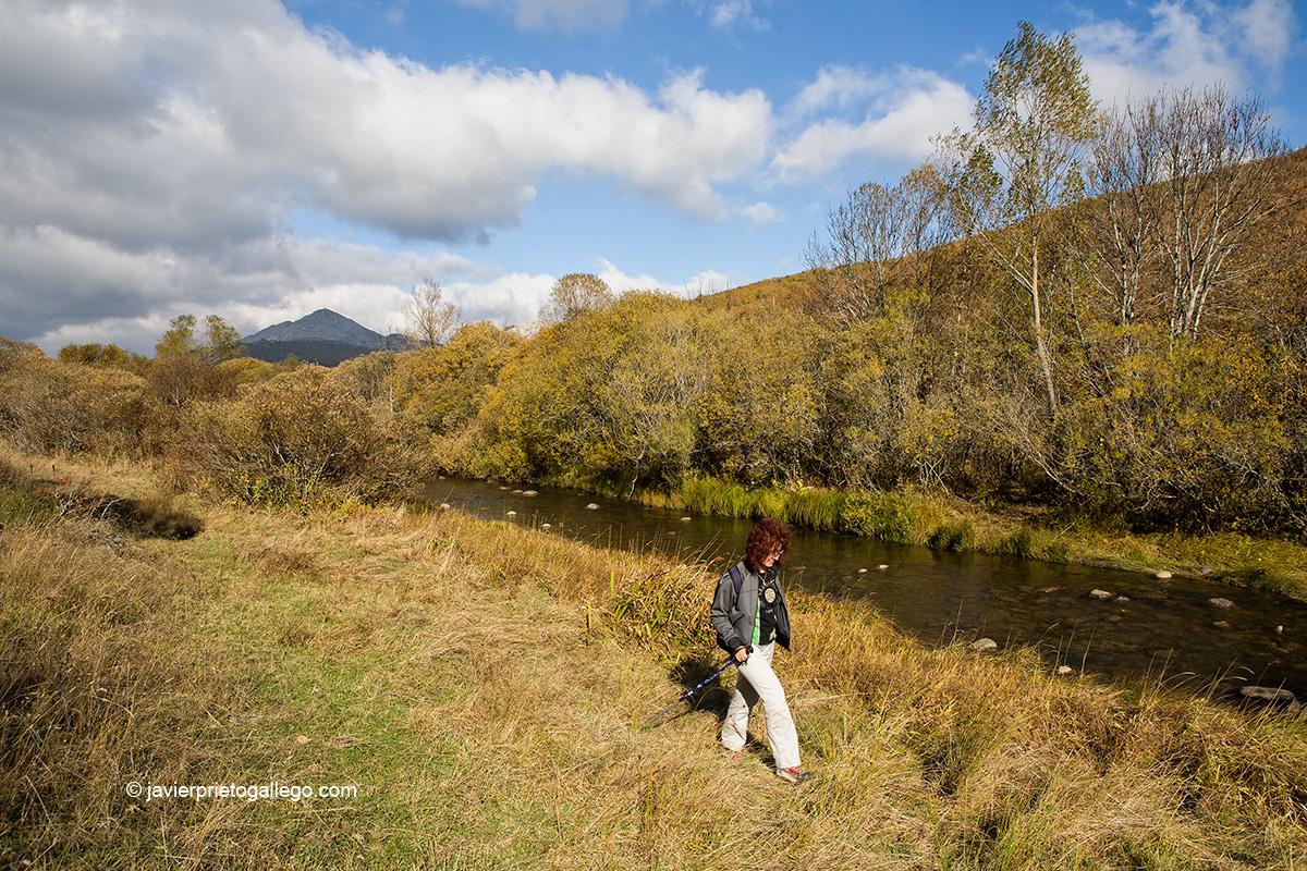 Paseo junto al río Pisuerga. Localidad de San Salvador de Cantamuda. Palencia. Castilla y León. España. © Javier Prieto Gallego